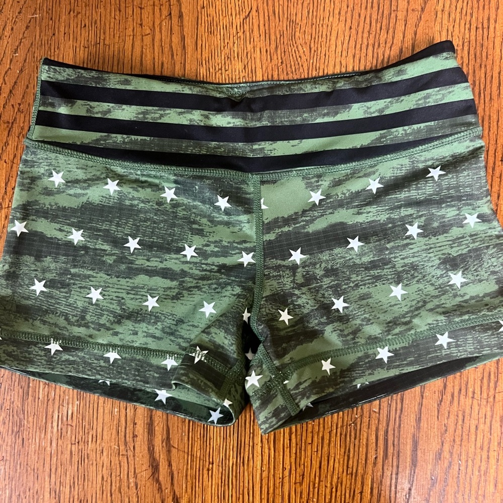 IAB MFG Booty camo green with stars athletic shorts size small, 6, compression
